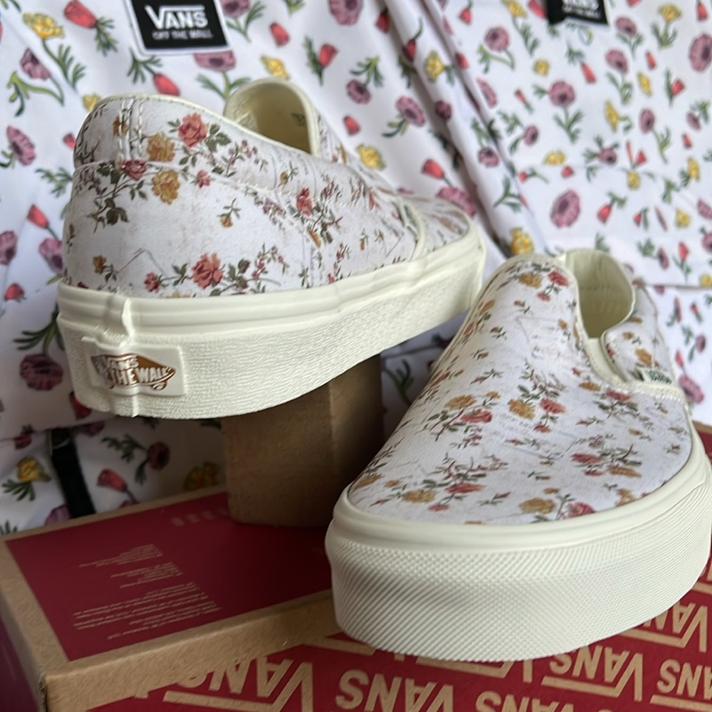 Vans WMNS Classic Slip-On (Vintage) Floral/Marshmal
VN0A38F7VMR
Sneakers - Picture 10 of 16
